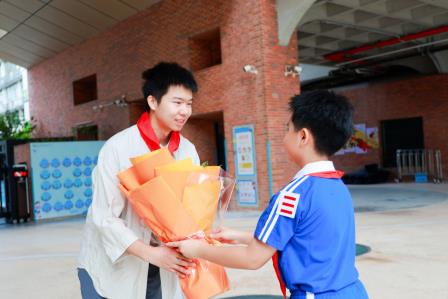 围棋国手辜梓豪彭立尧走进罗湖外语小学
