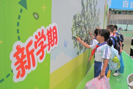  逐光启新程，笃行向未来——深圳市螺岭外国语实验学校秋季开学典礼圆满举行