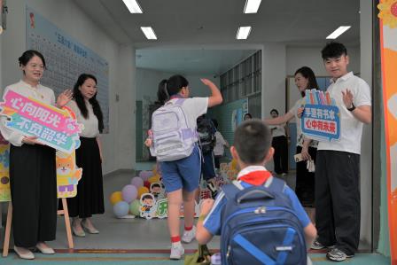  逐光启新程，笃行向未来——深圳市螺岭外国语实验学校秋季开学典礼圆满举行