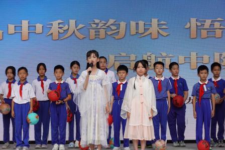 品中秋韵味，悟传统文化——布心小学开展中秋主题升旗仪式
