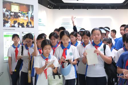 “分” 享未来——罗湖实验学子走进垃圾分类科普教育馆，解锁城市垃圾的绿色逆袭