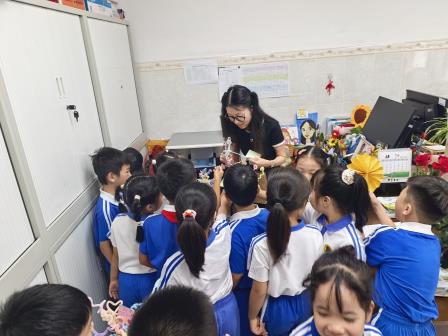 师恩润童心 礼敬筑芳华      ——怡景小学拓维项目式课程《教师节快乐》主题活动