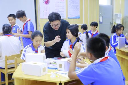 全国仅23人！深圳市螺岭教育集团仙桐实验小学教师斩获国家级“追光名师”荣誉——以“做中学”课堂实践，点亮少年科学探究之光