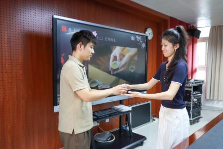 以师为炬，向光而行——翠园文锦中学举行2026-2027学年第一学期“青蓝工程”师徒结对仪式