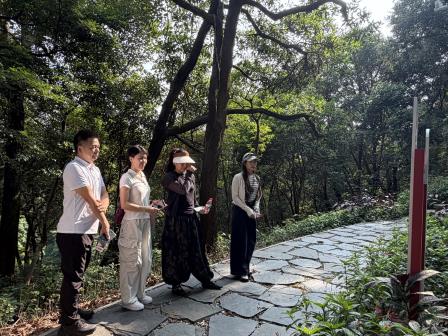 重走红色长征路 砥砺育人初心魂 ——靖轩小学开展主题党日活动