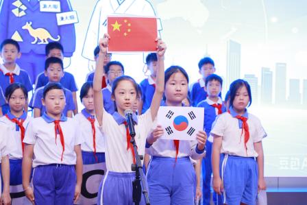 厚植家国情怀 拓宽国际视野——深圳市仙桐实验小学举行“童心绘亚太，一起向未来”主题升旗仪式