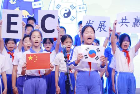 厚植家国情怀 拓宽国际视野——深圳市仙桐实验小学举行“童心绘亚太，一起向未来”主题升旗仪式