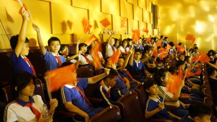 迎国庆 红色血脉永续 薪火代代相传 ——南湖小学师生参与蓝气球公益发布会 上好湾区红色思政课