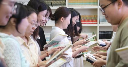 青蓝相继 薪火相传——深北莫附属布心中学举行2026年“青蓝工程”师徒结对仪式