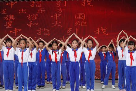少年怀家国 筑梦向中华 ——布心小学开展七色花之“红色花”国庆主题升旗仪式