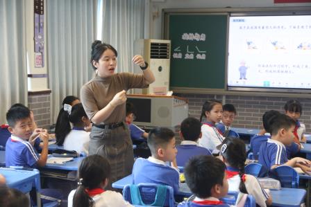 视导入校促深耕 教研聚力启新程——罗湖区教科院“百人听千课”活动走进新秀小学