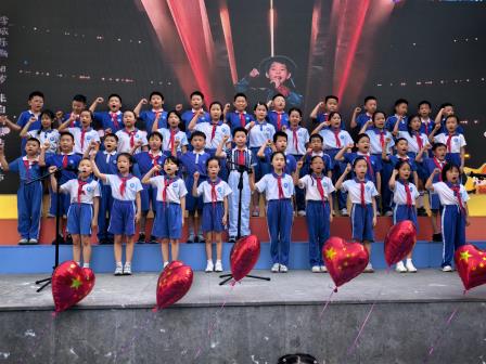 歌声嘹亮扬朝气 红色旋律润童心 ——深圳市人民小学举行“传承长征精神 唱响红色旋律”班级合唱比赛