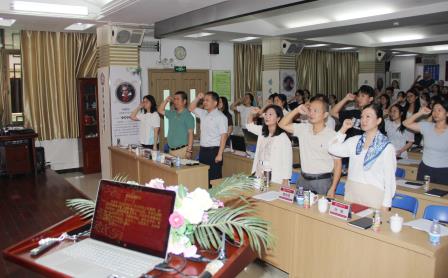 凝心聚力启新程 AI赋能育未来 ——深圳市南湖小学召开新学期教职工大会暨人工智教学专项培训