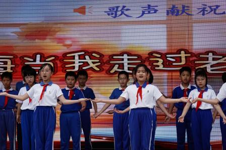 师恩润心田 安全护校园—— 布心小学开展教师节主题升旗仪式