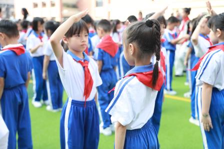 高举队旗跟党走 少年接力新长征 ——翠园东晓创新学校举行二年级新队员入队仪式