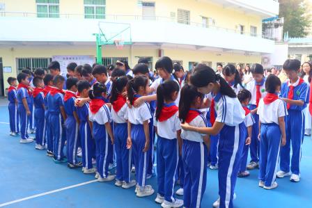 高举队旗跟党走 少年接力新长征    ——景园实验小学举行少先队建队日活动暨二年级入队仪式
