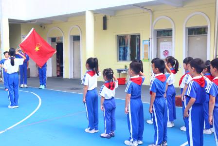高举队旗跟党走 少年接力新长征    ——景园实验小学举行少先队建队日活动暨二年级入队仪式