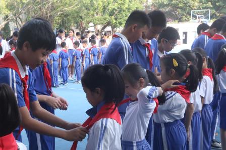高举队旗跟党走，少年接力新长征——深圳市新秀小学举行2026年少先队建队纪念日主题活动