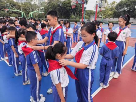 高举队旗跟党走，少年接力新长征 ——深圳市洪湖小学举行少先队员入队暨五年级队员换戴大号红领巾仪式