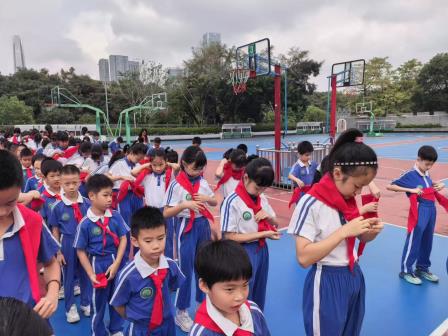 高举队旗跟党走，少年接力新长征 ——深圳市洪湖小学举行少先队员入队暨五年级队员换戴大号红领巾仪式