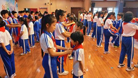 高举队旗跟党走，少年接力新长征 ——滨河小学开展庆祝少先队建队77周年主题升旗仪式