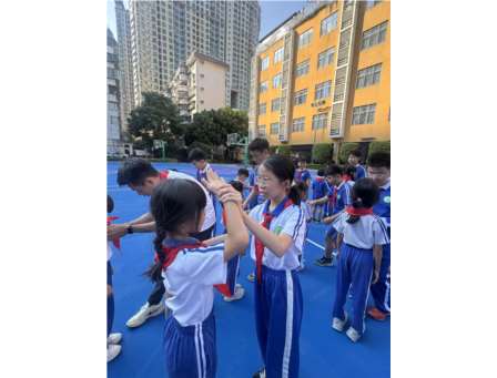 红领巾下的幸福时刻 ——向西小学举行2026年少先队新队员入队仪式