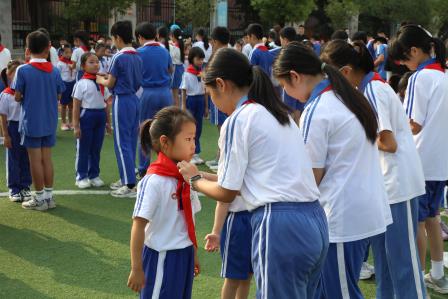 高举队旗跟党走，少年接力新长征——深圳市红桂小学举行2025级第二批少先队新队员入队仪式