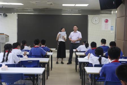 罗湖区规范管理专项督导组到新秀小学开展专项督导