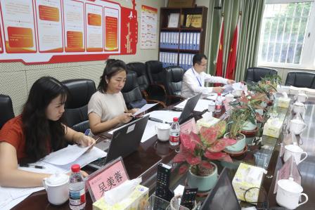 罗湖区规范管理专项督导组到新秀小学开展专项督导