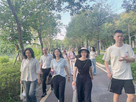 青衿拾趣 绿动罗湖——翠竹外国语实验学校工会开展教职工绿道徒步团建活动