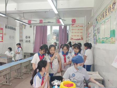 清秀小学携手社康入校开展流感疫苗接种，为学子筑牢校园健康屏障