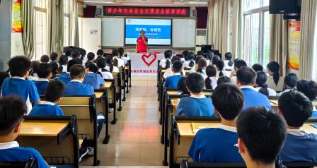罗湖区青少年志愿者协会走进文德学校开展交通安全与防治学生欺凌专题培训活动