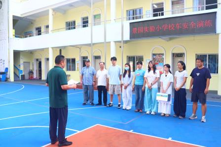 筑牢乘车安全防线 ----景园实验小学举行校车安全应急演练