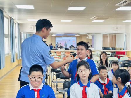 新时代，走好我们的长征路——翠竹教育集团湖滨学校（翠竹外国语实验学校湖滨校区）携手莲塘边检站开展思政进校园活动