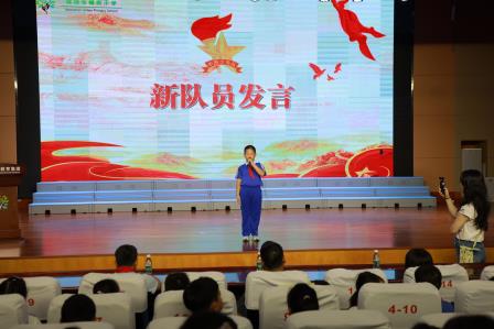 高举队旗跟党走，少年接力新长征——锦田小学成功举办少先队新队员入队仪式