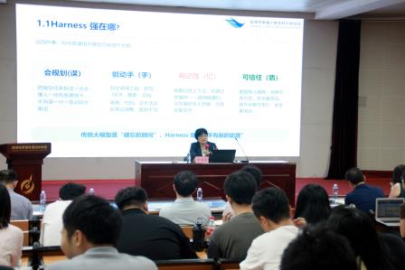 AI赋能明方向，青师聚力启新程 ——罗外初中青年教师成长学院举行AI赋能课堂教学专题培训