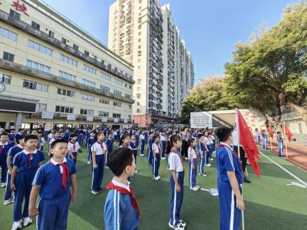 高举队旗跟党走 少年接力新长征——侨香实验学校少先队举行十届二次就职仪式