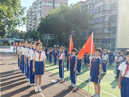 高举队旗跟党走 少年接力新长征——侨香实验学校少先队举行十届二次就职仪式