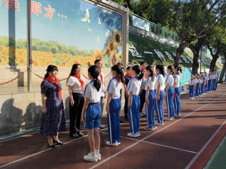 高举队旗跟党走 少年接力新长征——侨香实验学校少先队举行十届二次就职仪式