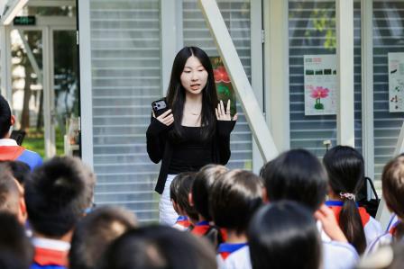 侨香学子走进北大燕园，以歌声致敬长征胜利90周年