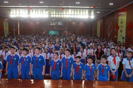 高举队旗跟党走，少年接力新长征  ——深圳市锦田小学举行五年级换大号红领巾仪式