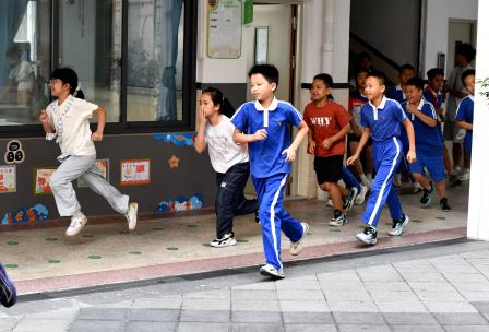 防患未“燃”，安全同行 —— 靖轩小学开展消防应急疏散演练