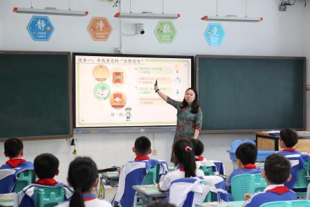 深耕人机协同，赋能课堂生长——深圳市莲南教育集团安芳小学迎接罗湖区“百人听千课”视导活动