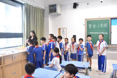 零食小侦探   食安伴成长——罗湖区东晓实验学校开展食安进校园活动