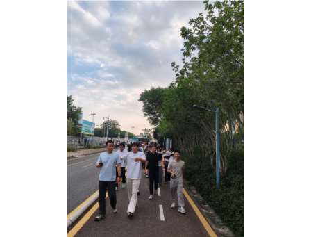 芳师寻翠，阅动东湖——深圳市莲南教育集团安芳小学工会开展“青衿拾趣 绿动罗湖”徒步活动