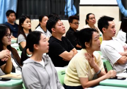 家校同行 育见成长 ——深圳市靖轩小学召开全校家长会