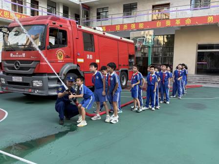 探秘火焰蓝，安全记心间——深圳市水库小学四年级学子走进东乐小型消防站开展研学实践