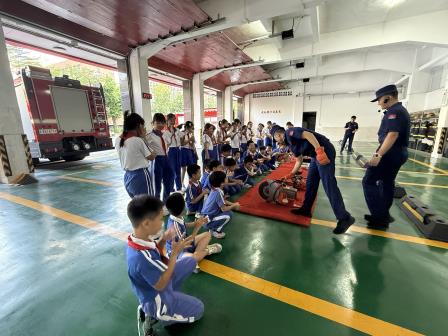 探秘火焰蓝，安全记心间——深圳市水库小学四年级学子走进东乐小型消防站开展研学实践