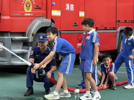 探秘火焰蓝，安全记心间——深圳市水库小学四年级学子走进东乐小型消防站开展研学实践