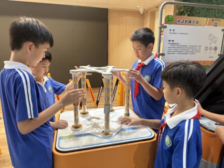 深圳市洪湖小学2026年全国科普月暨“做中学”领航行动圆满举行——馆校协同·双线融合：走进深圳市科技馆与流动科技馆进校园
